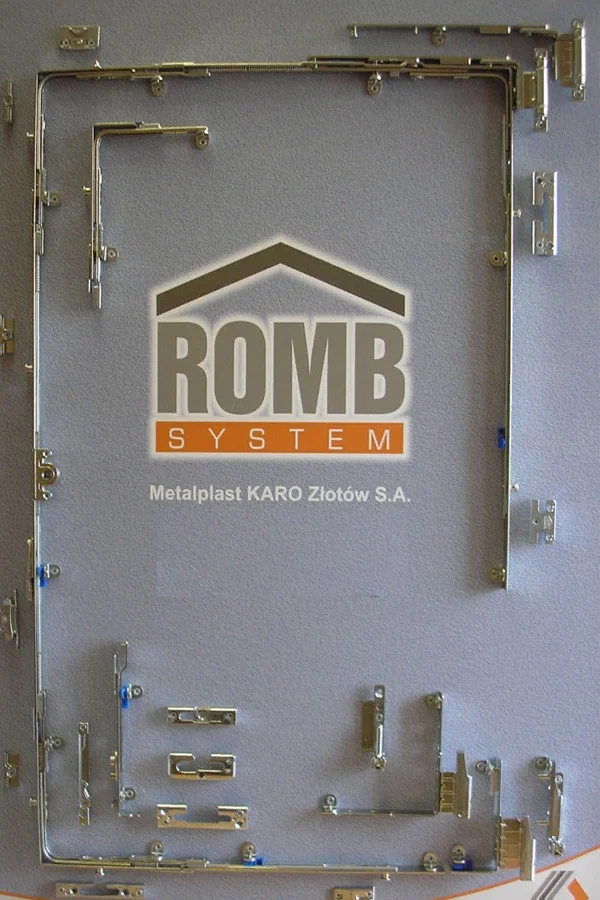 Стенд с фурнитурой ROMB в разобранном виде в офисе