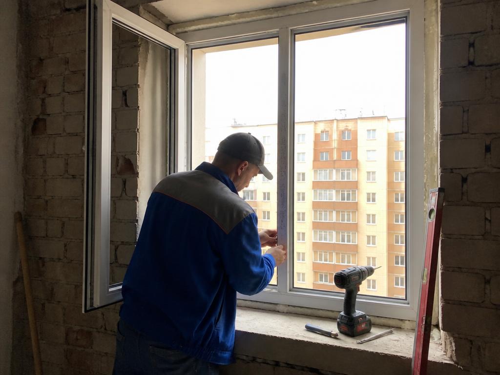 Монтаж окна с фурнитурой ROMB в новостройке