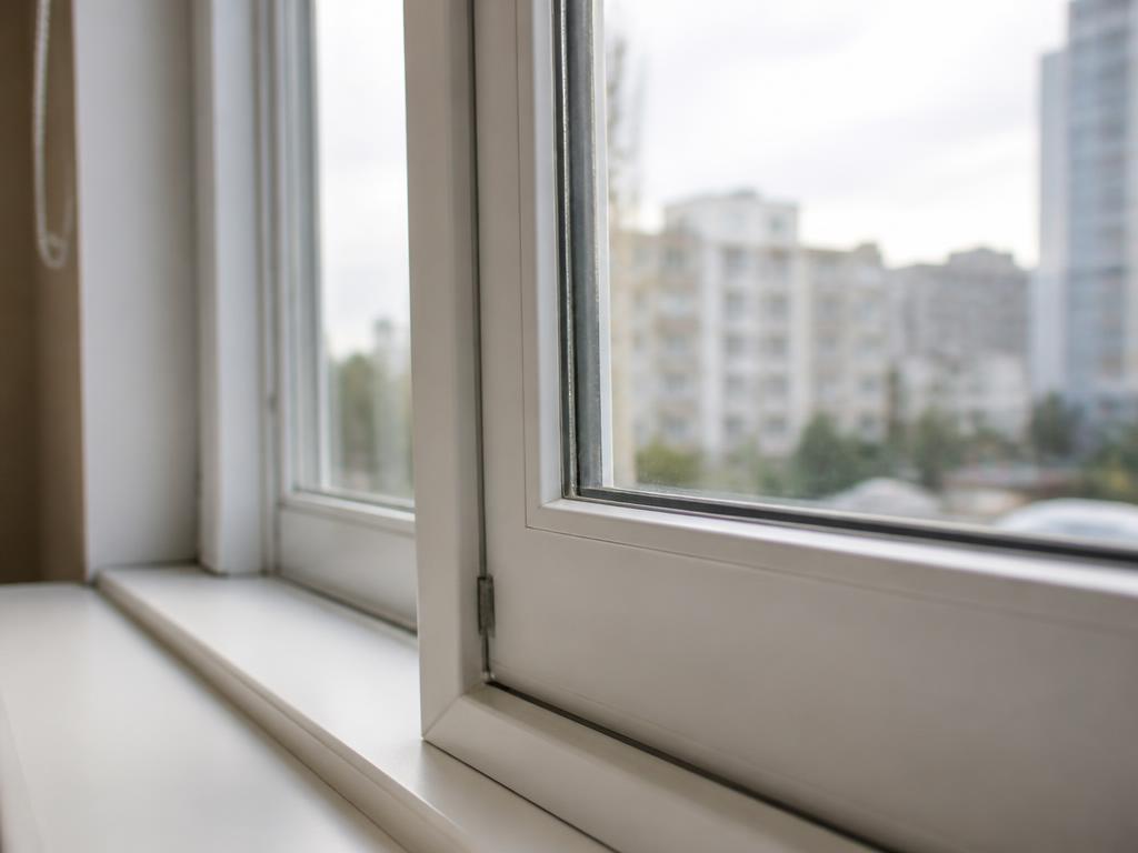 Чистый уплотнитель по периметру пластикового окна